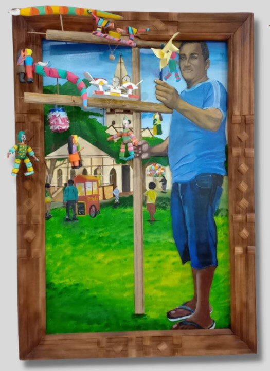 Retrato artístico de um homem (Miguel Soares) à direita, segurando um catavento amarelo. Ele está atrás de uma estrutura de madeira em formato de cruz (girândola) repleta de brinquedos de miriti coloridos: cobras, pássaros e bonecos. Ao fundo, vê-se a praça de uma cidade com uma igreja e um vendedor de pipoca.